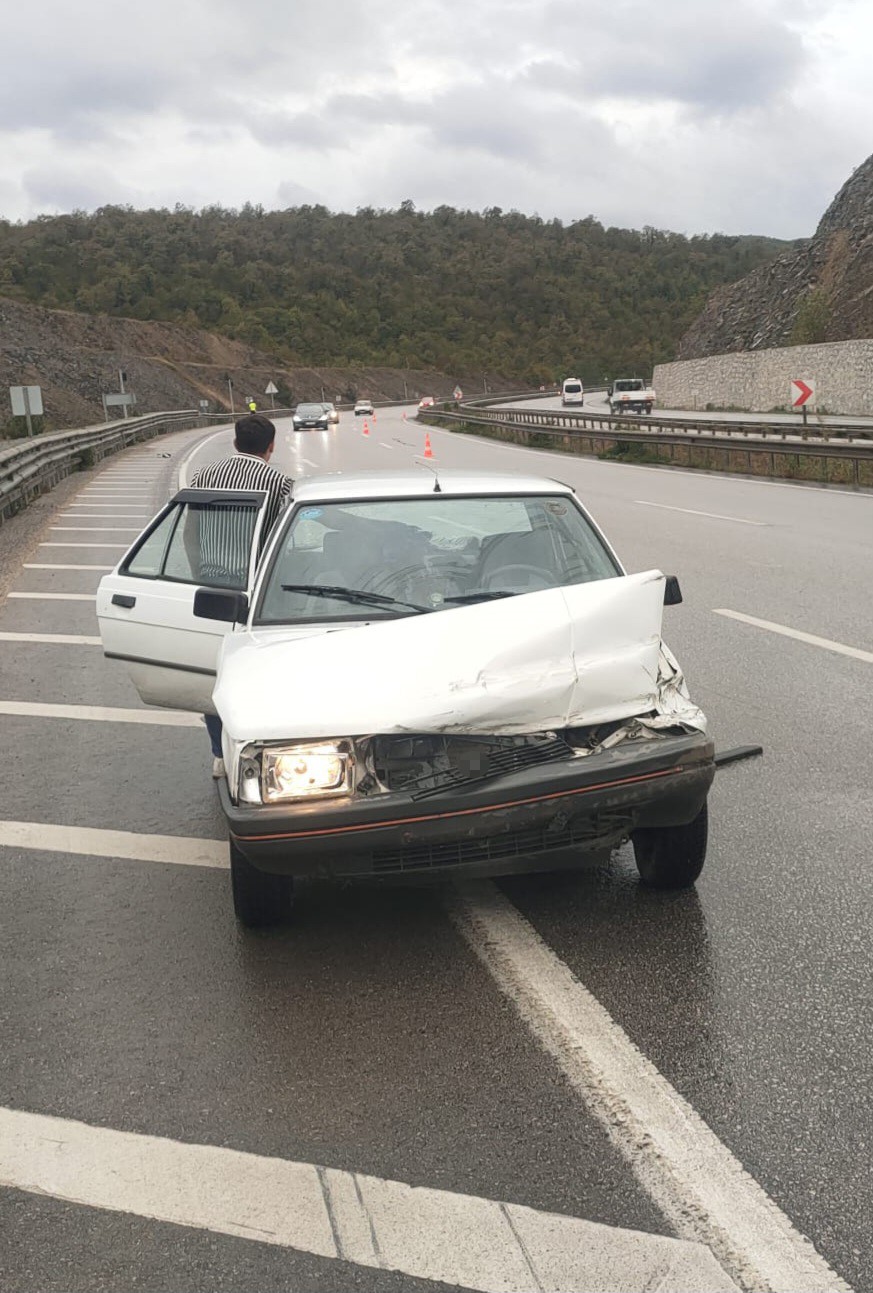 Samsun’da otomobil bariyere çarptı: 3 yaralı
