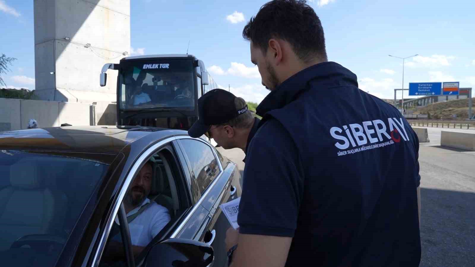 43 ilin geçiş güzergahında vatandaşlara KADES ve siber suçlar anlatıldı, broşür dağıtıldı
