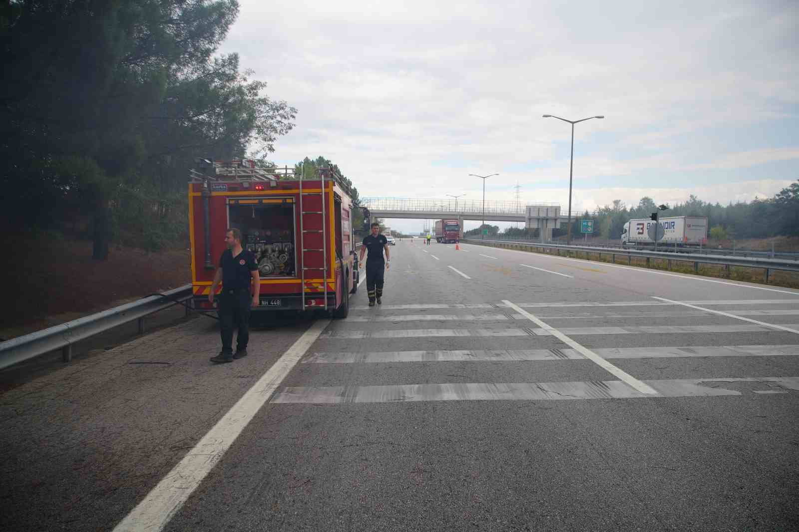 İstanbul-Edirne Otoyolu’nda yangın: Trafik tek şeritten sağlandı
