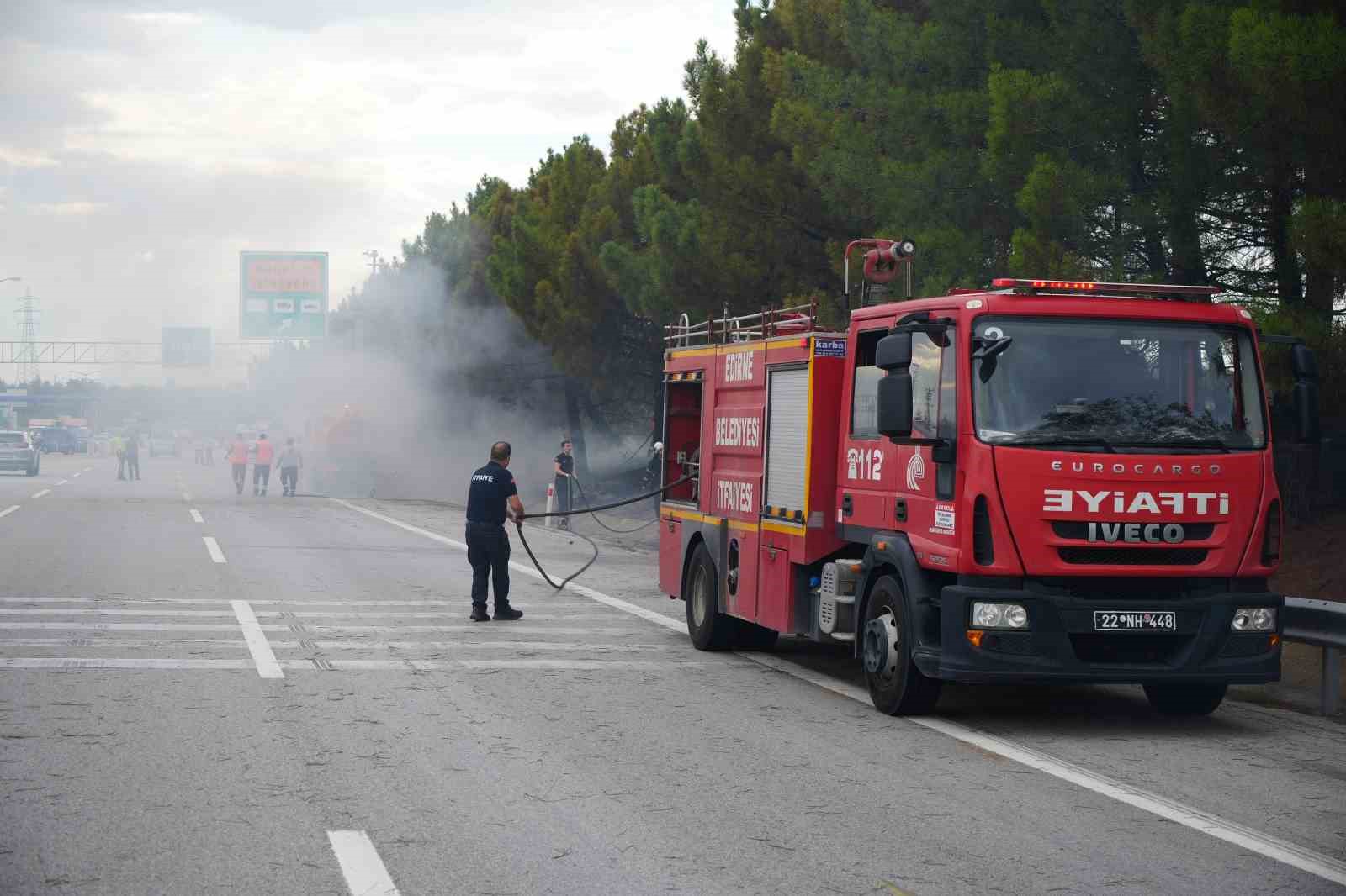 İstanbul-Edirne Otoyolu’nda yangın: Trafik tek şeritten sağlandı
