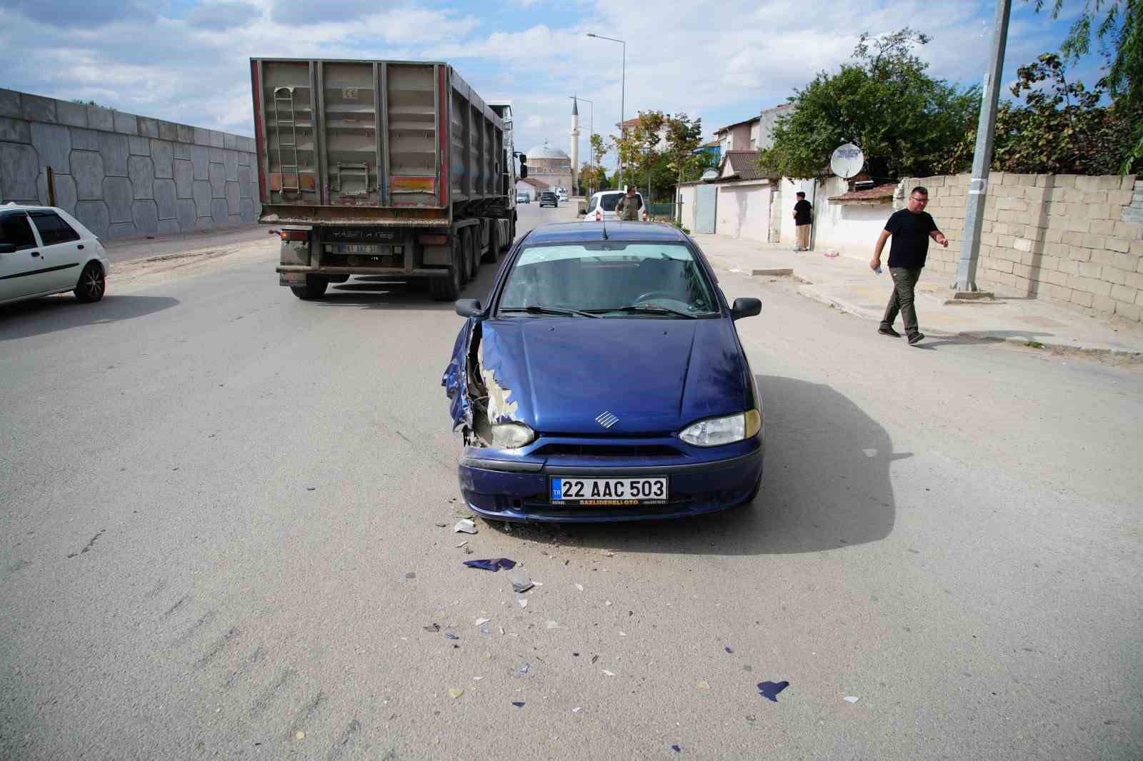 Edirne’de otomobil ie çarpışan traktör yan yattı
