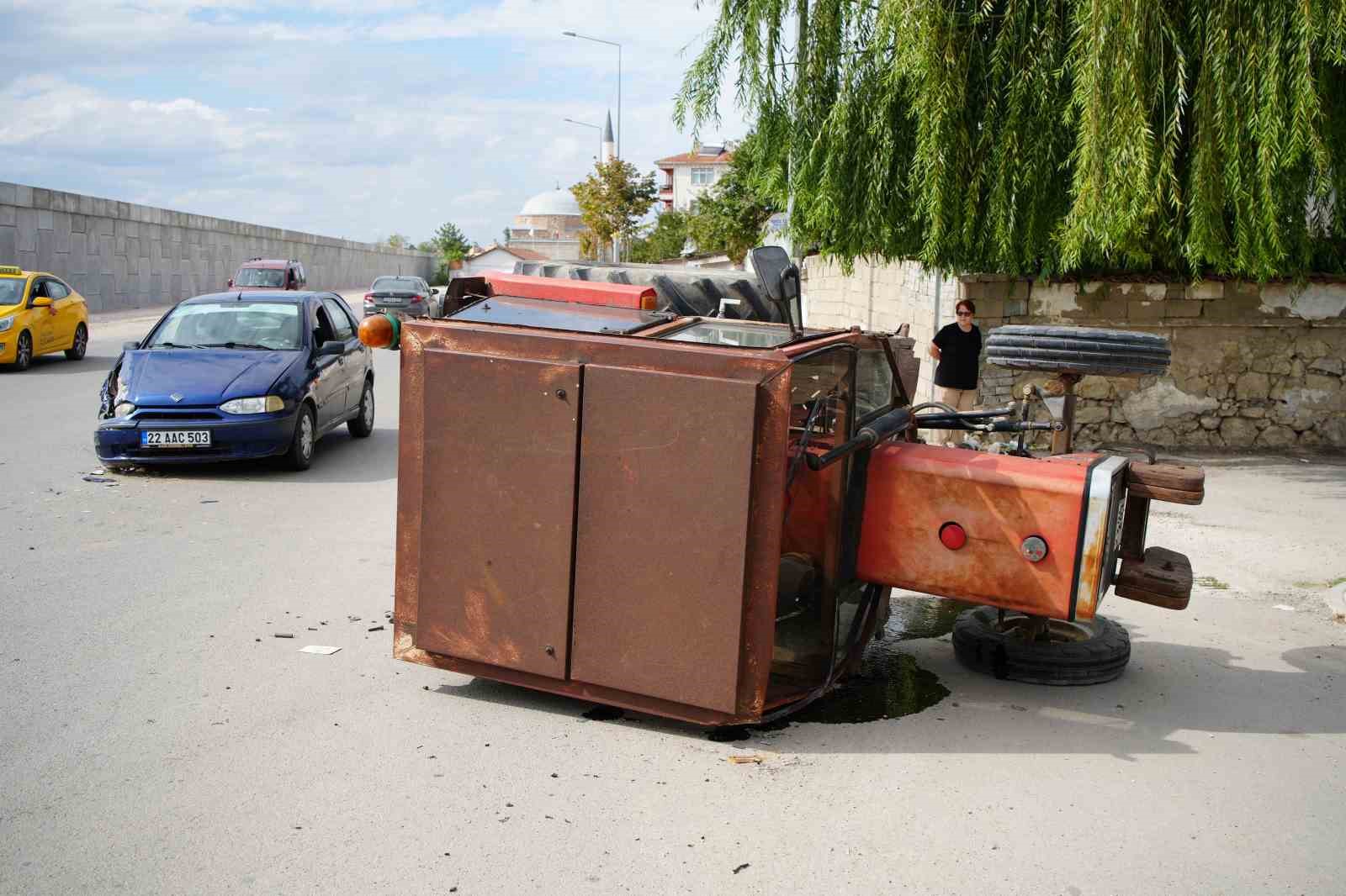 Edirne’de otomobil ie çarpışan traktör yan yattı
