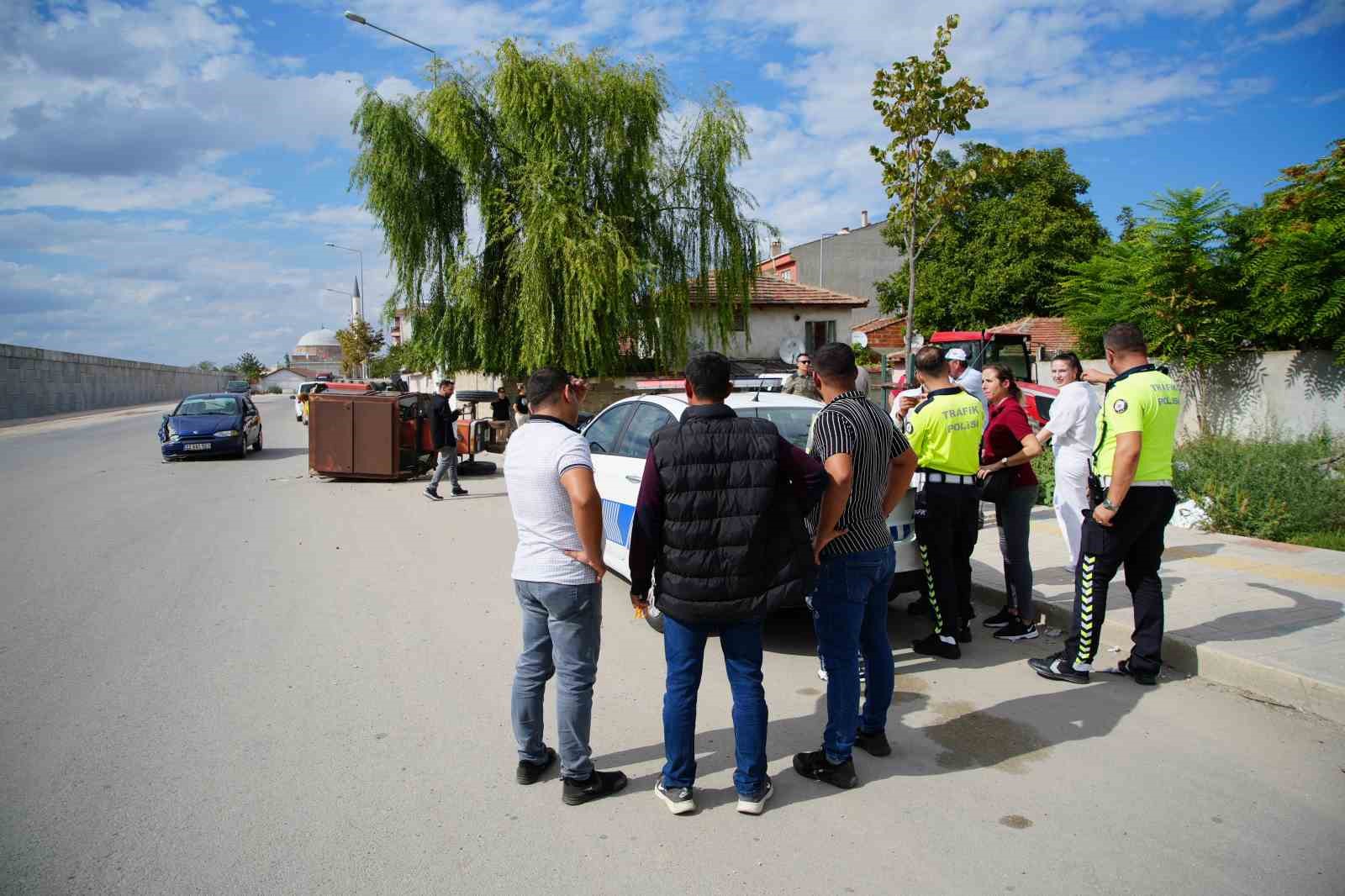 Edirne’de otomobil ie çarpışan traktör yan yattı
