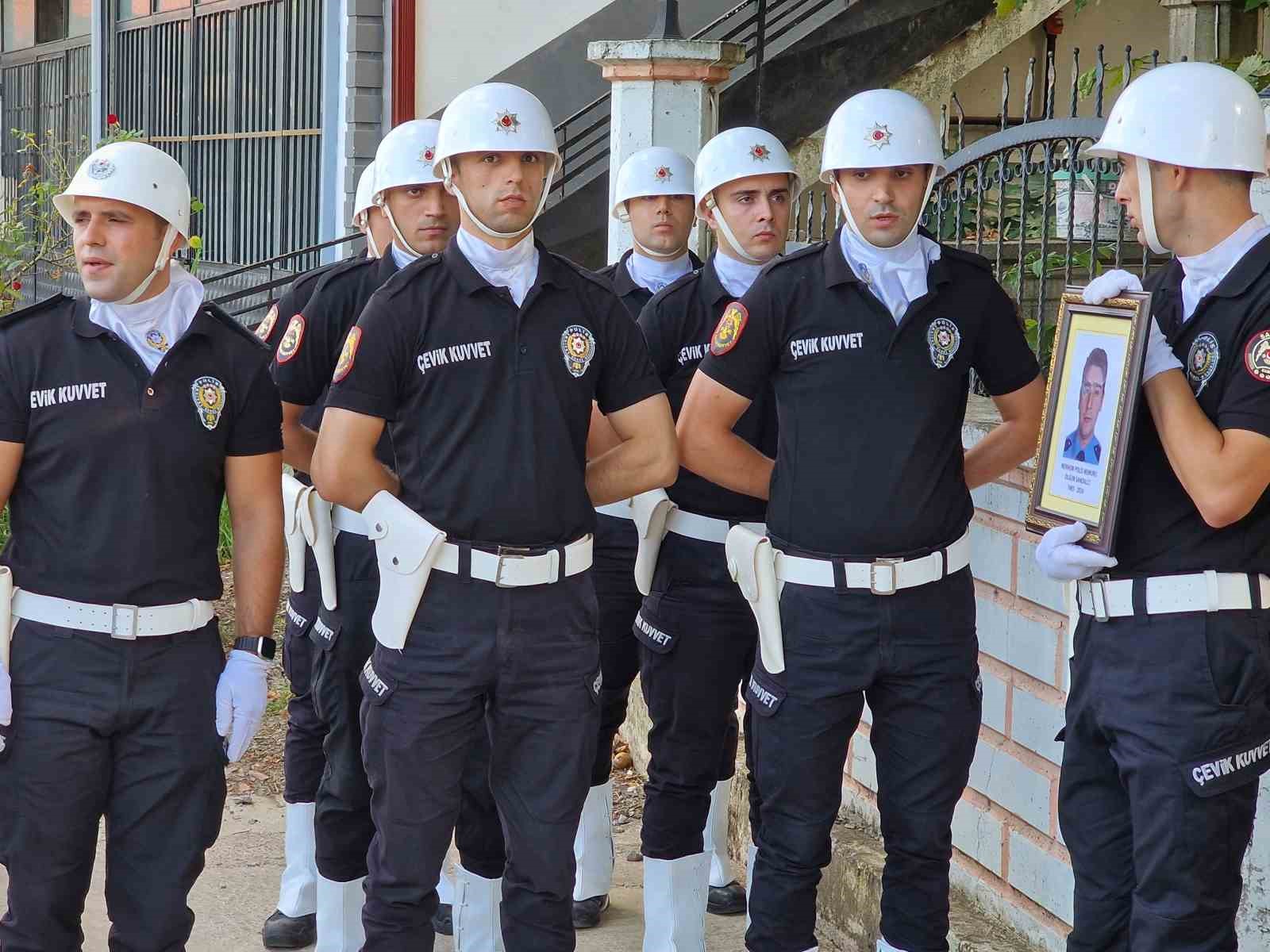 Görevi esnasında kalp krizi geçiren polis memuru son yolculuğuna uğurlandı
