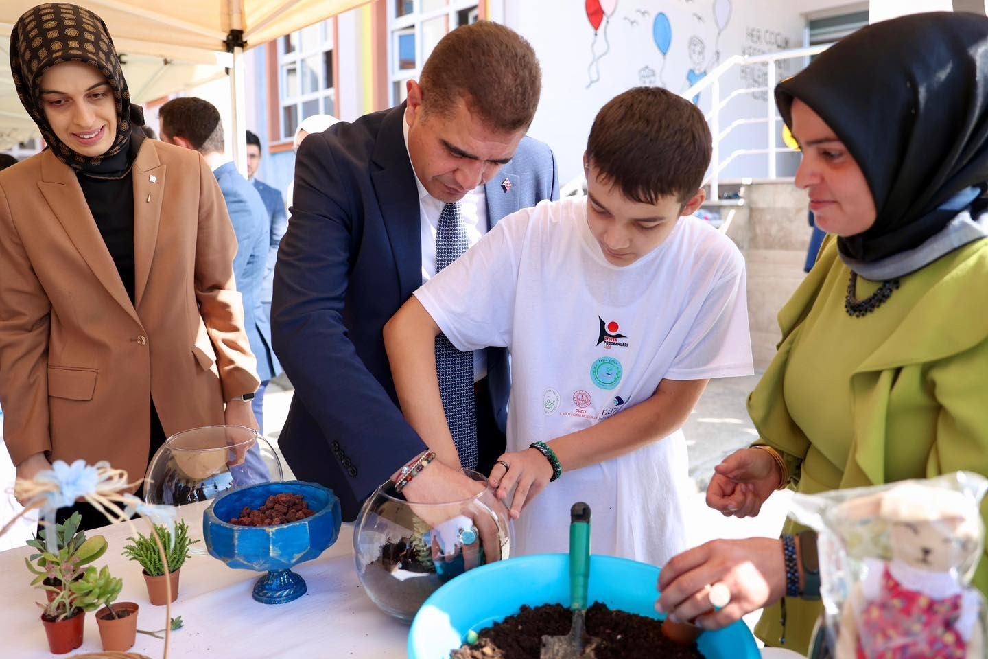 Otizmli bireyler doğayla iç içe eğitim alarak gelişimlerine katkı sağlıyor
