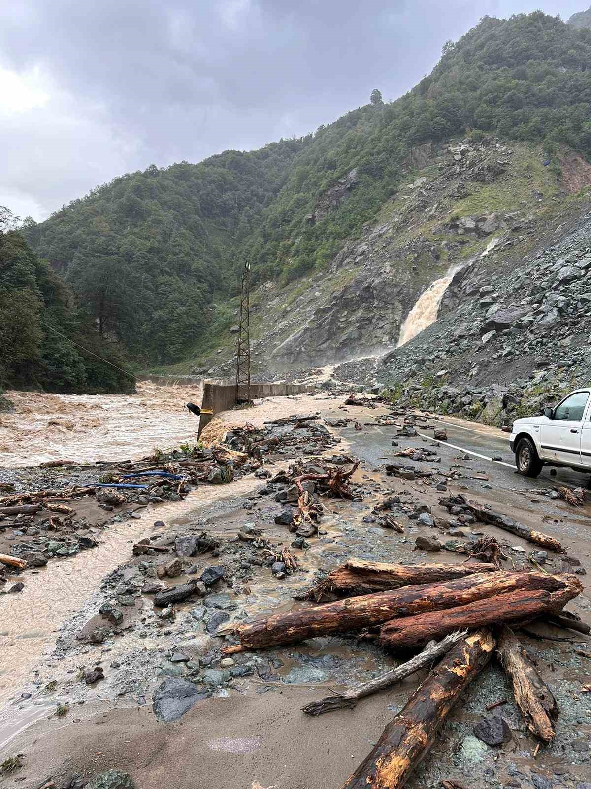 AK Parti Artvin Milletvekili Çelik: “Heyelan riski sürmekte”
