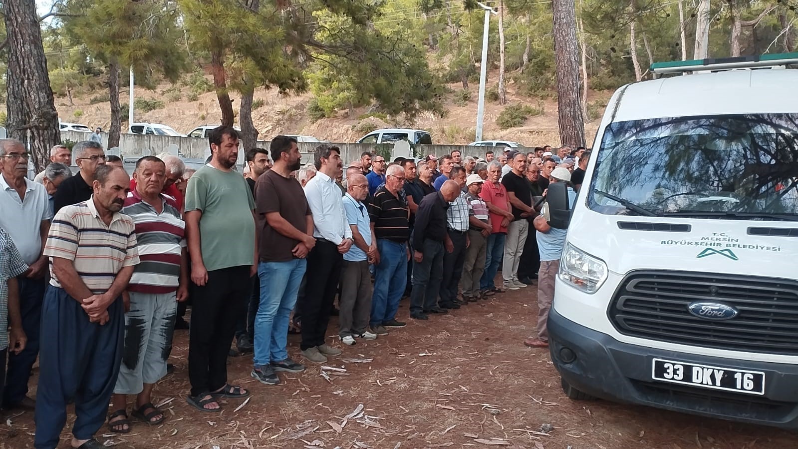 Çöpteki bidonda çıplak cesedi bulunan emekli profesör defnedildi
