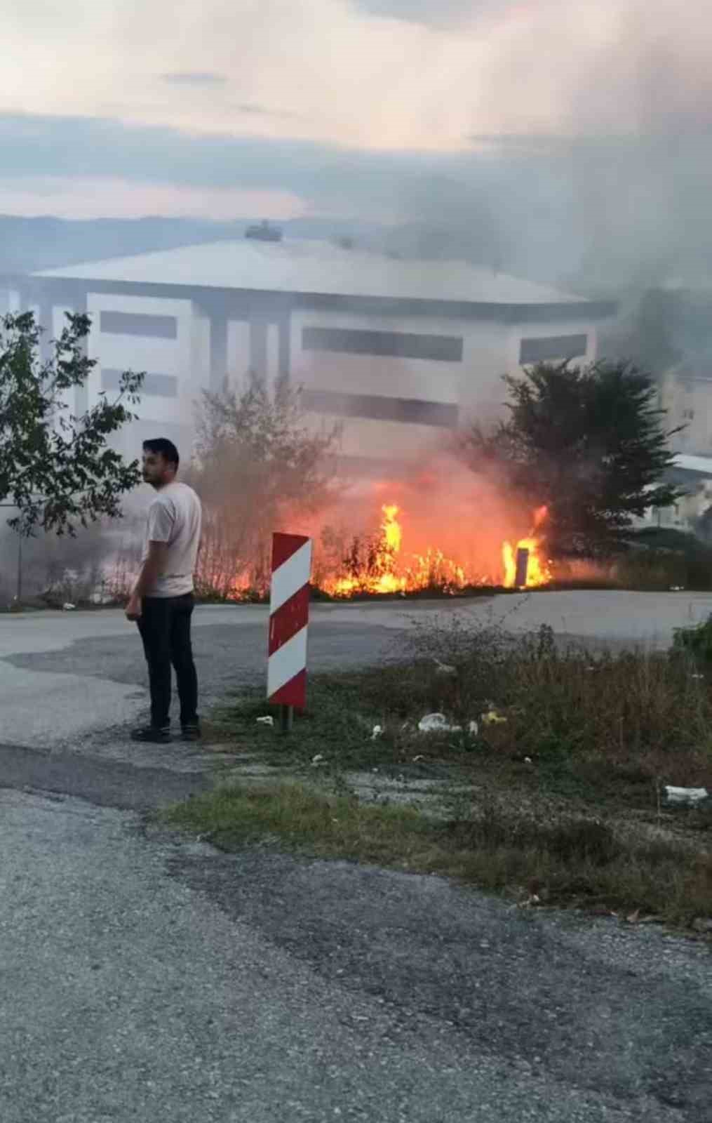 Sakarya’da korkutan yangın: Mahalleli sokağa döküldü
