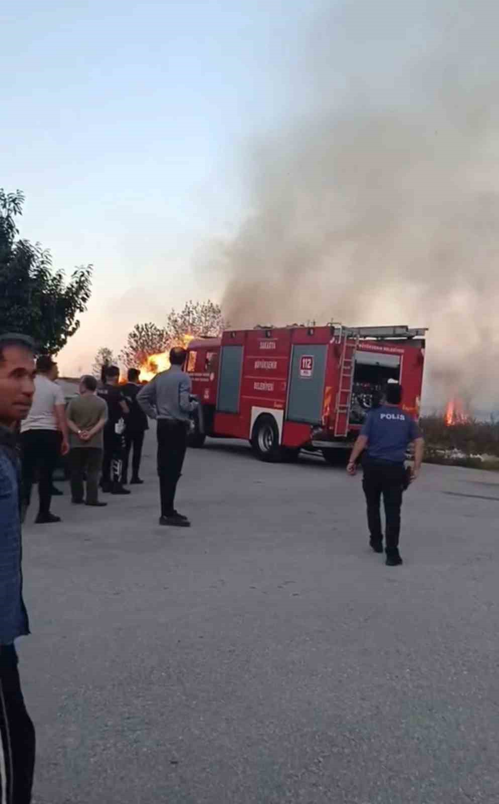 Sakarya’da korkutan yangın: Mahalleli sokağa döküldü
