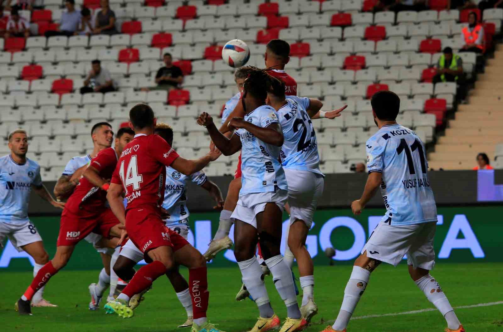 Trendyol Süper Lig: Antalyaspor: 0 - Adana Demirspor: 0 (İlk yarı)
