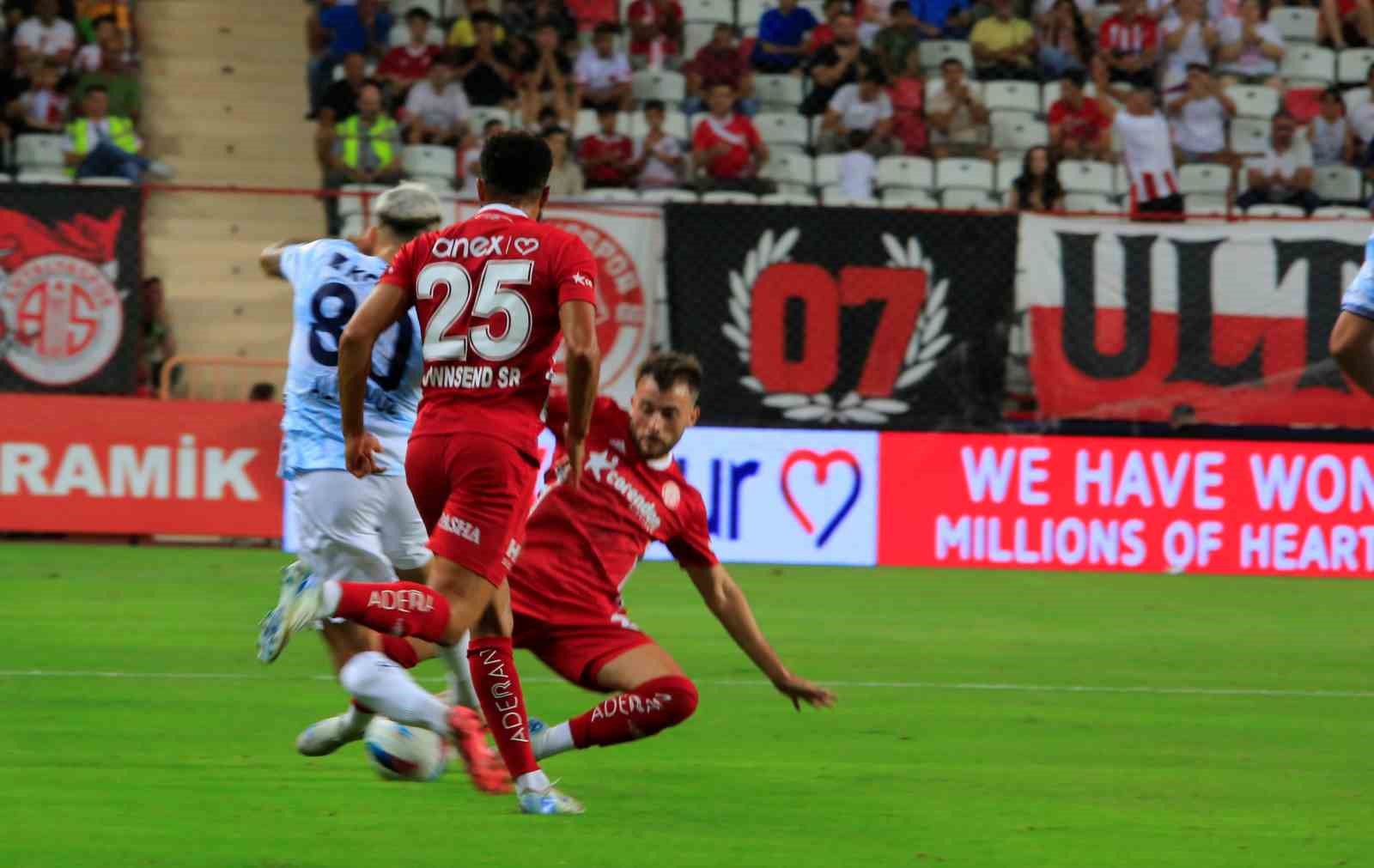 Trendyol Süper Lig: Antalyaspor: 0 - Adana Demirspor: 0 (İlk yarı)
