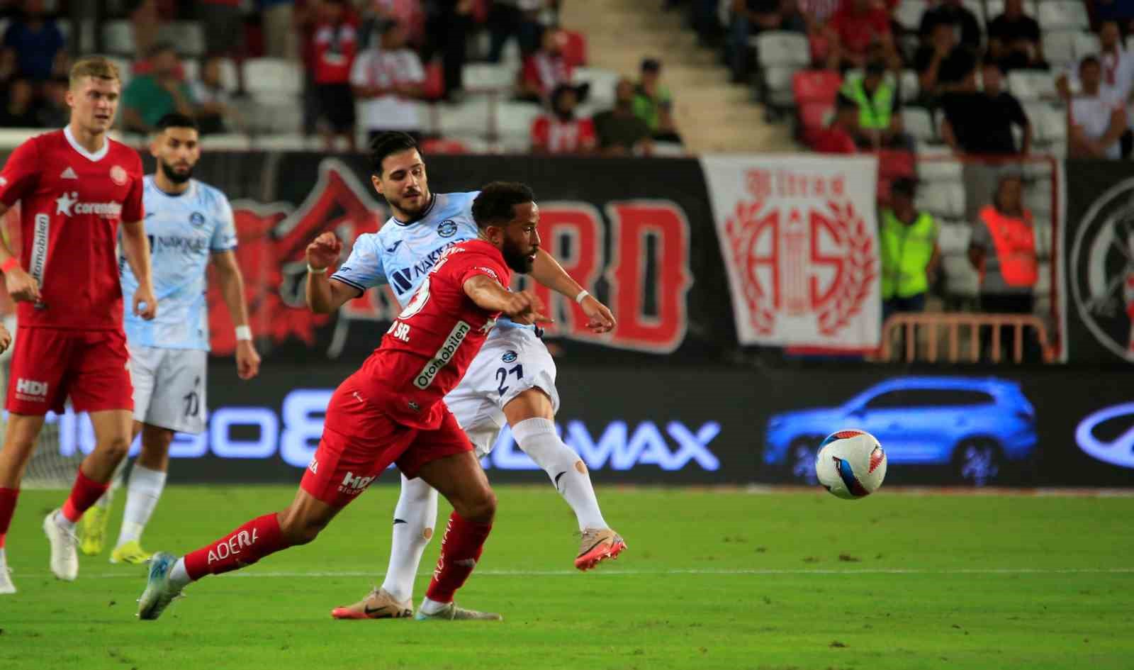 Trendyol Süper Lig: Antalyaspor: 0 - Adana Demirspor: 0 (İlk yarı)
