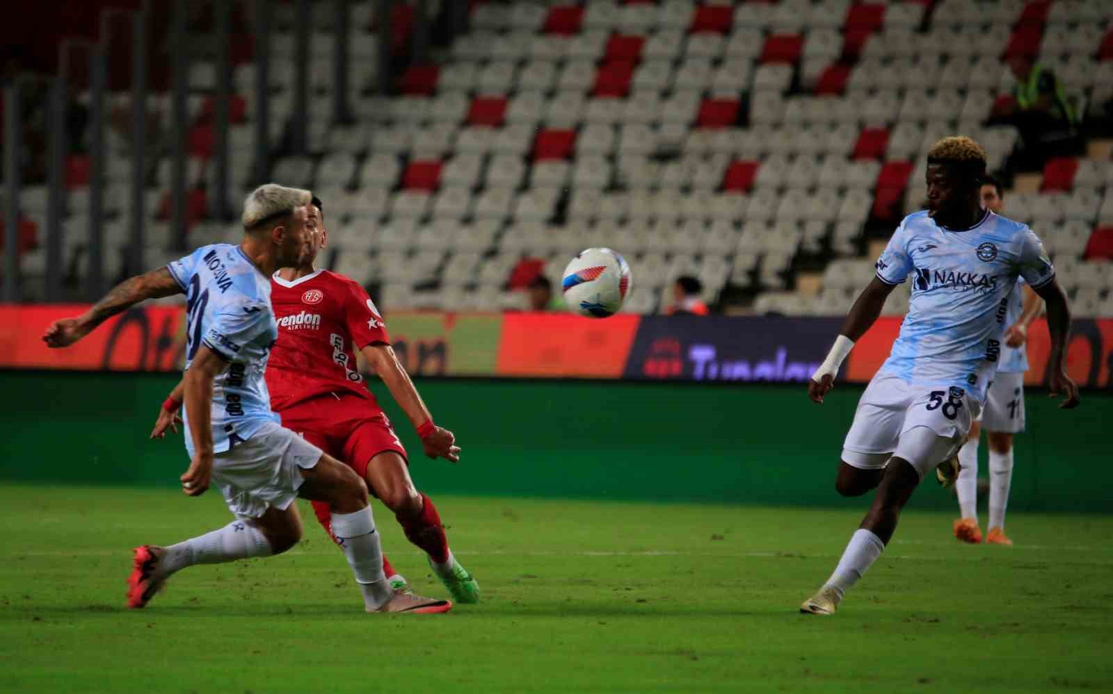 Trendyol Süper Lig: Antalyaspor: 0 - Adana Demirspor: 0 (İlk yarı)
