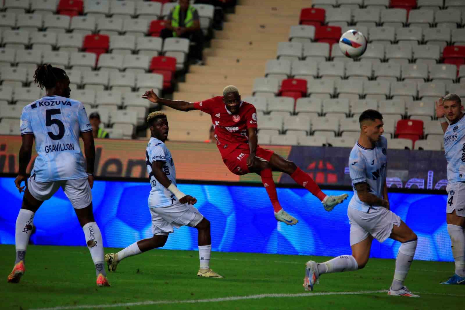 Trendyol Süper Lig: Antalyaspor: 0 - Adana Demirspor: 0 (İlk yarı)
