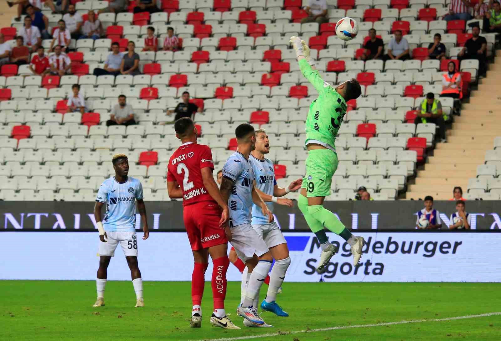 Trendyol Süper Lig: Antalyaspor: 0 - Adana Demirspor: 0 (İlk yarı)
