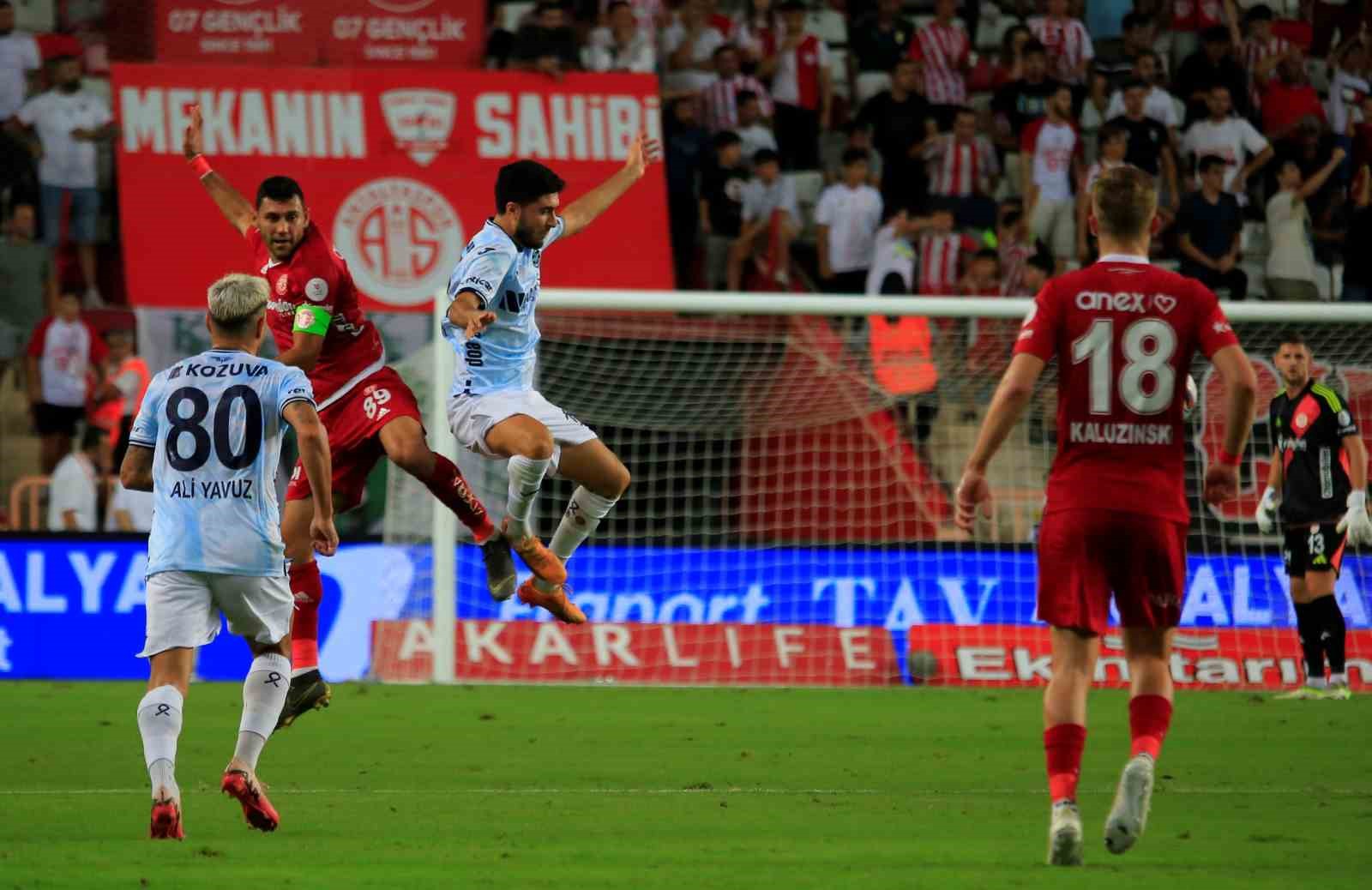 Trendyol Süper Lig: Antalyaspor: 0 - Adana Demirspor: 0 (İlk yarı)
