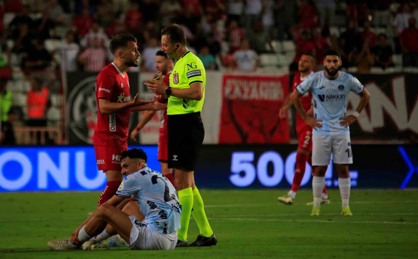 Trendyol Süper Lig: Antalyaspor: 0 - Adana Demirspor: 0 (İlk yarı)
