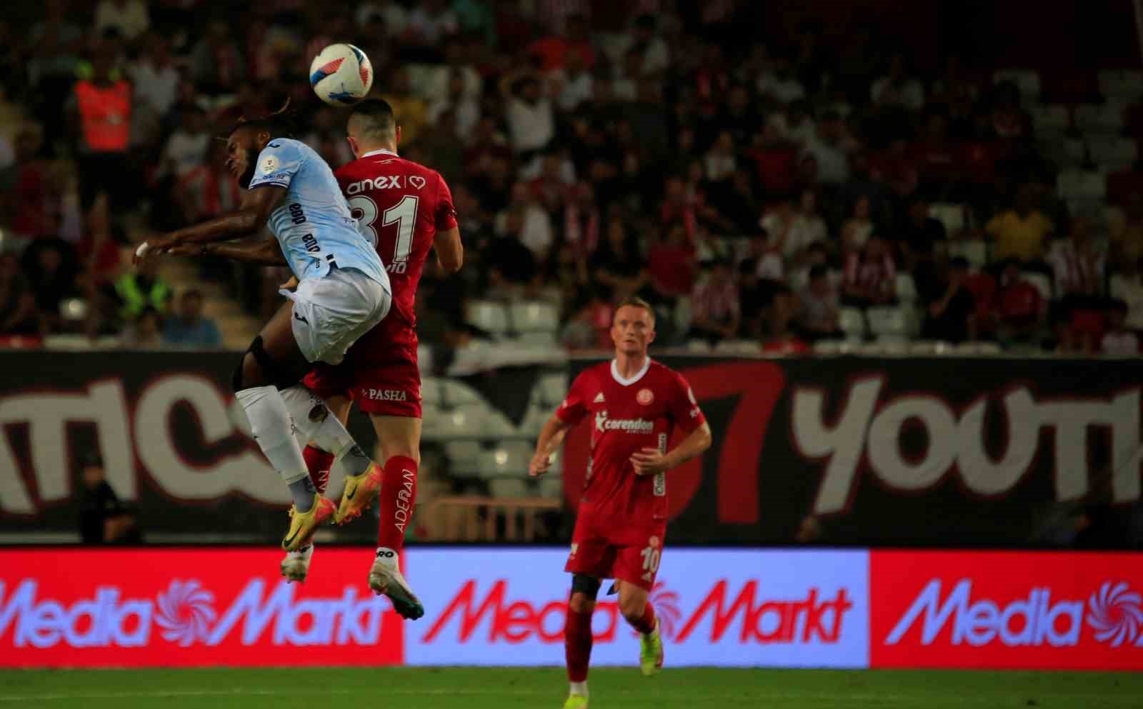 Trendyol Süper Lig: Antalyaspor: 0 - Adana Demirspor: 0 (İlk yarı)
