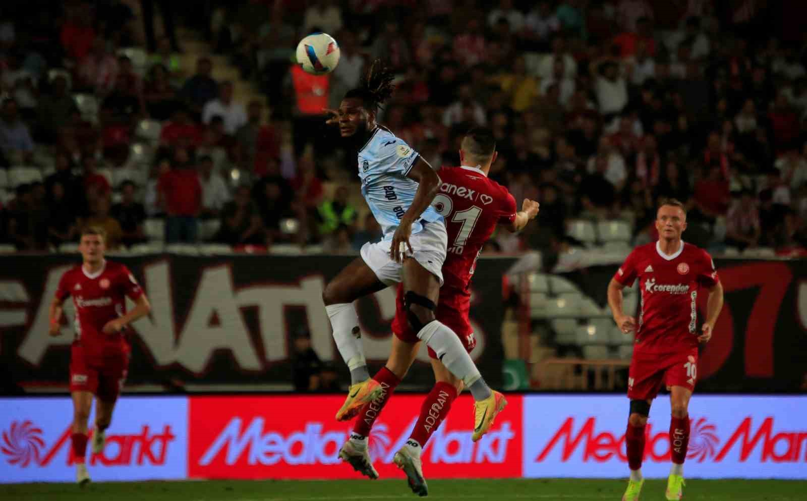 Trendyol Süper Lig: Antalyaspor: 0 - Adana Demirspor: 0 (İlk yarı)
