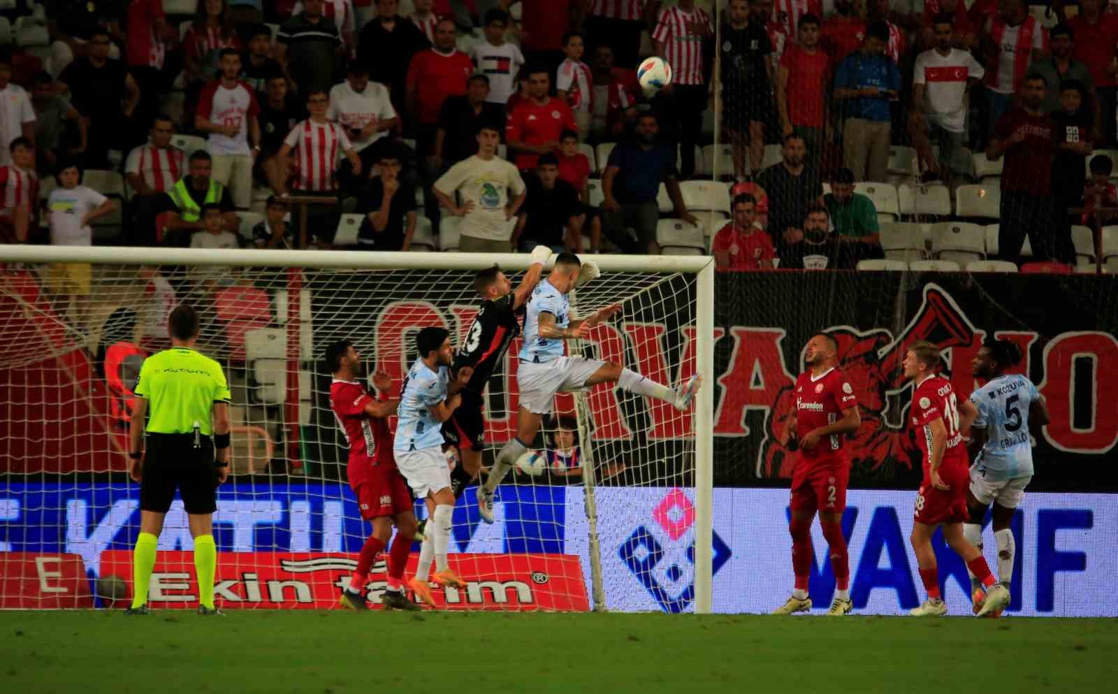 Trendyol Süper Lig: Antalyaspor: 0 - Adana Demirspor: 0 (İlk yarı)
