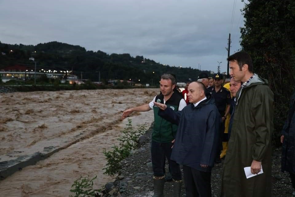 Artvin Valisi Ünsal taşkın bölgesinde incelemelerde bulundu
