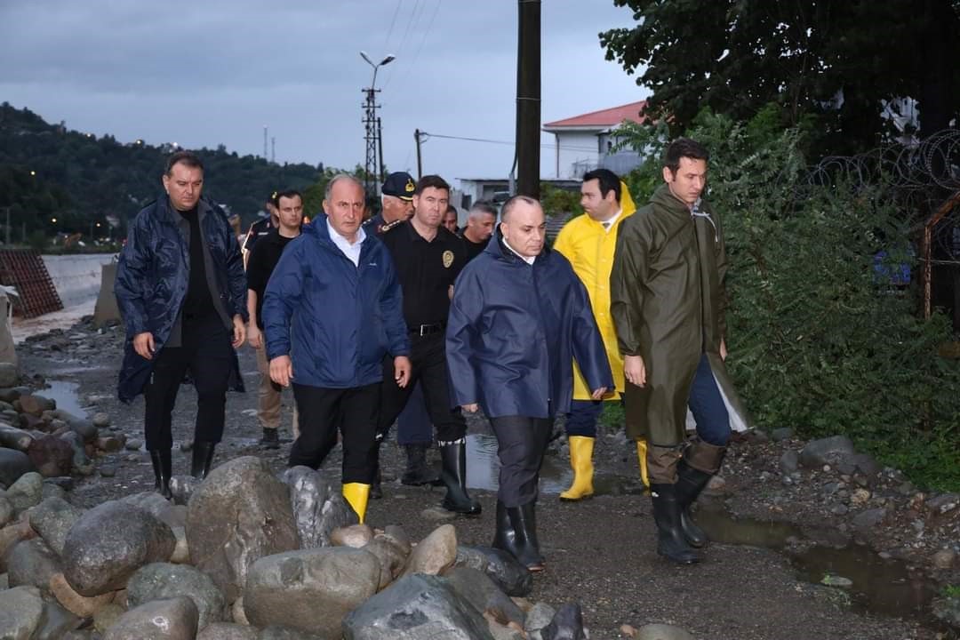 Artvin Valisi Ünsal taşkın bölgesinde incelemelerde bulundu
