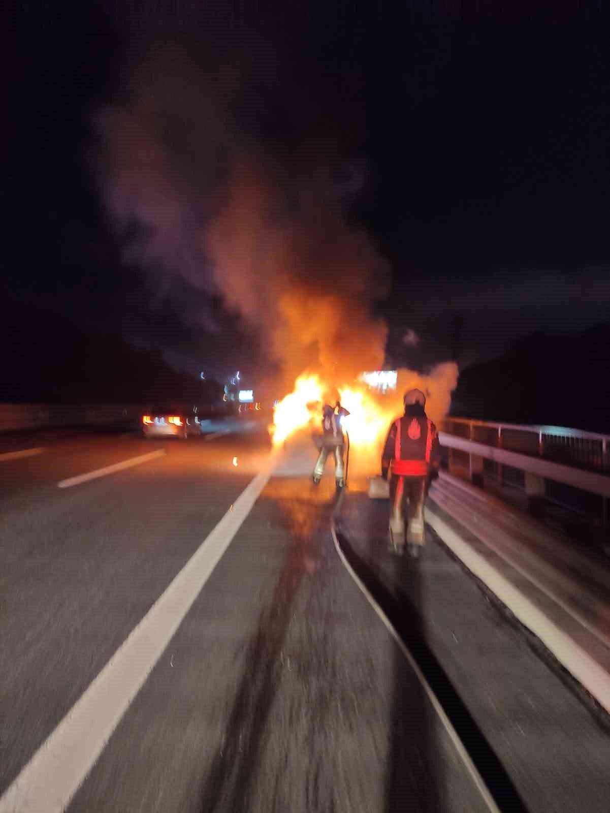 Çekmeköy’de seyir halindeki otomobil küle döndü
