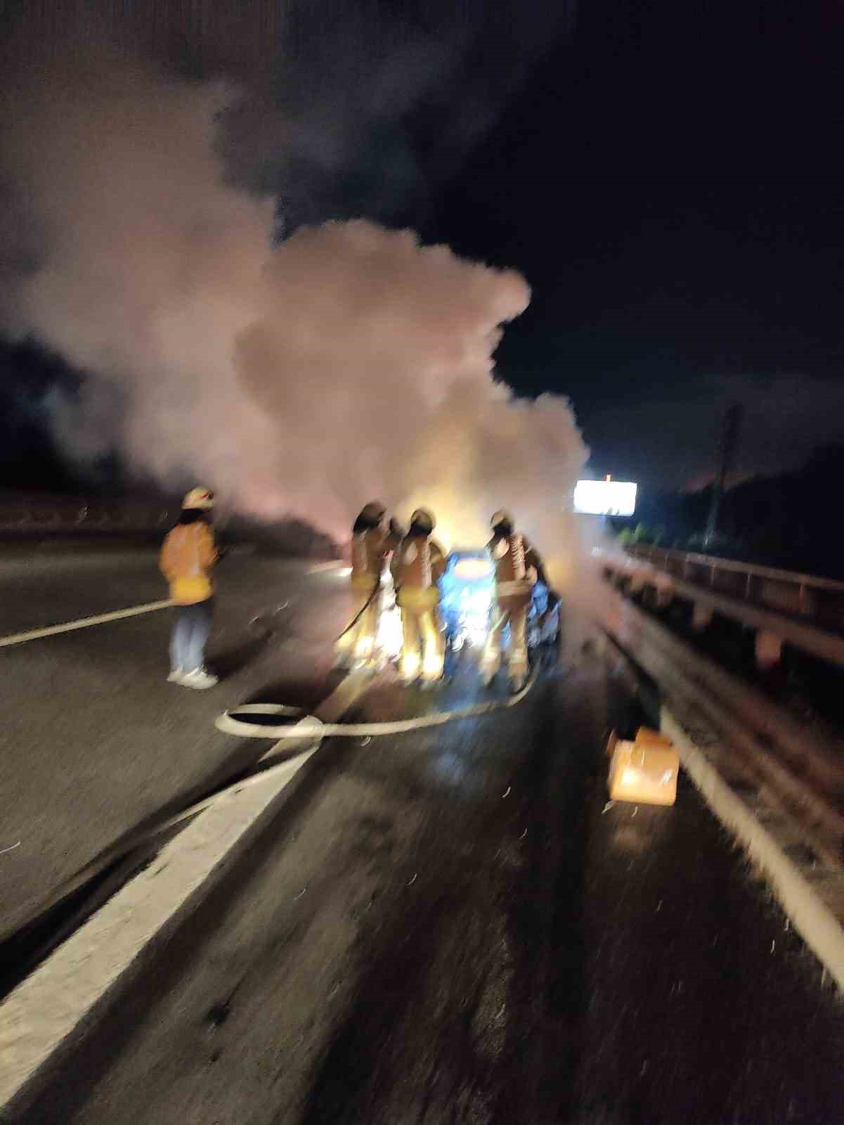 Çekmeköy’de seyir halindeki otomobil küle döndü
