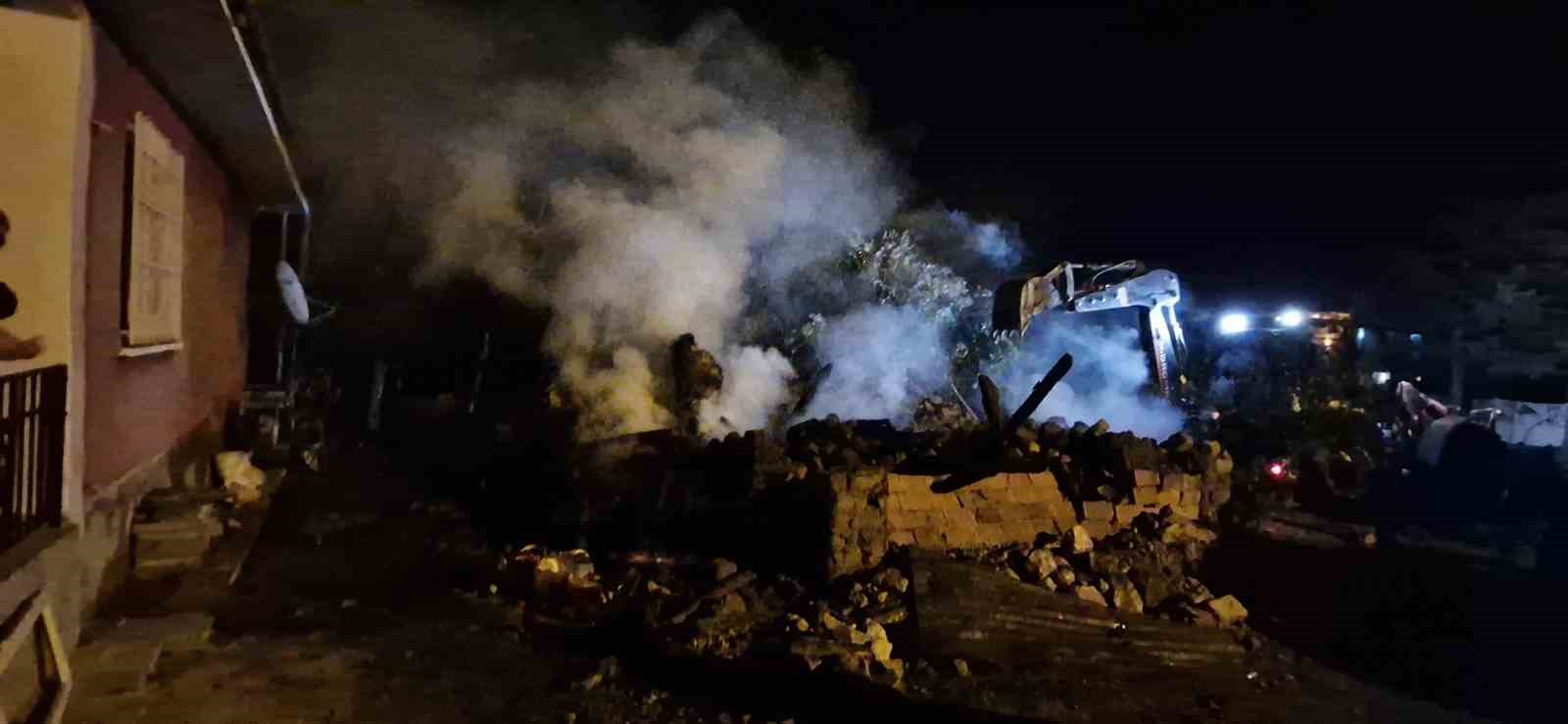 Alevlere teslim olan tandır evi küle döndü
