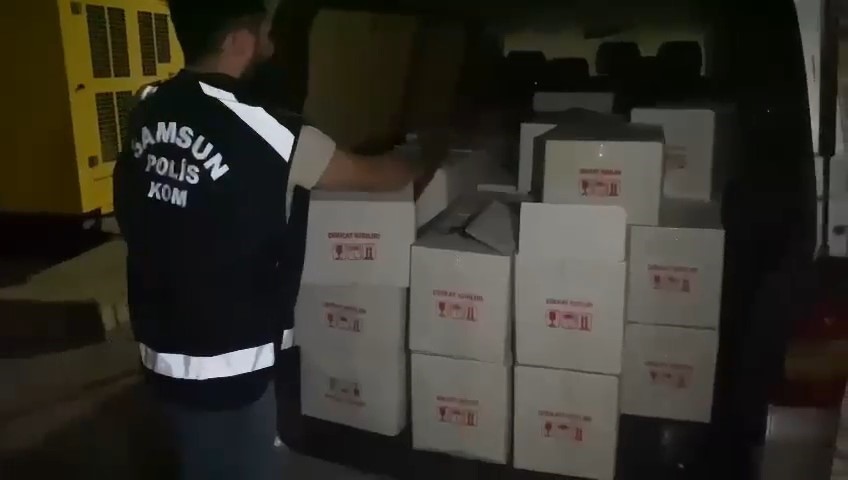 Samsun’da kaçak içki yapımında kullanılan 1 ton etil alkol ele geçirildi
