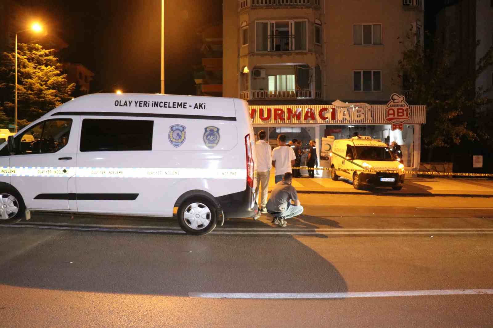 Restoranda silahlı ve bıçaklı kavga: 1 ölü, 2  yaralı
