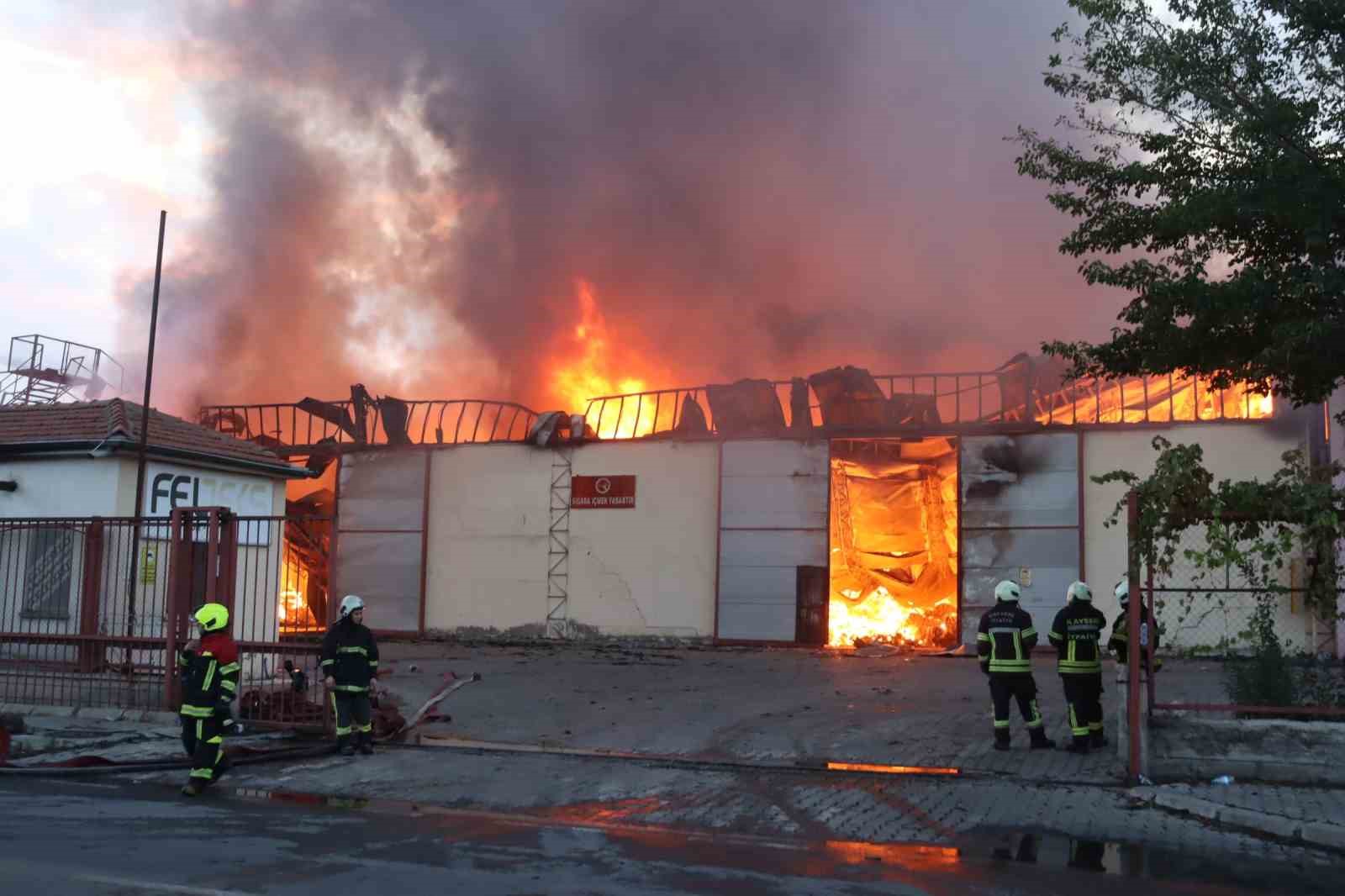 Kayseri’de keçe fabrikasında büyük yangın
