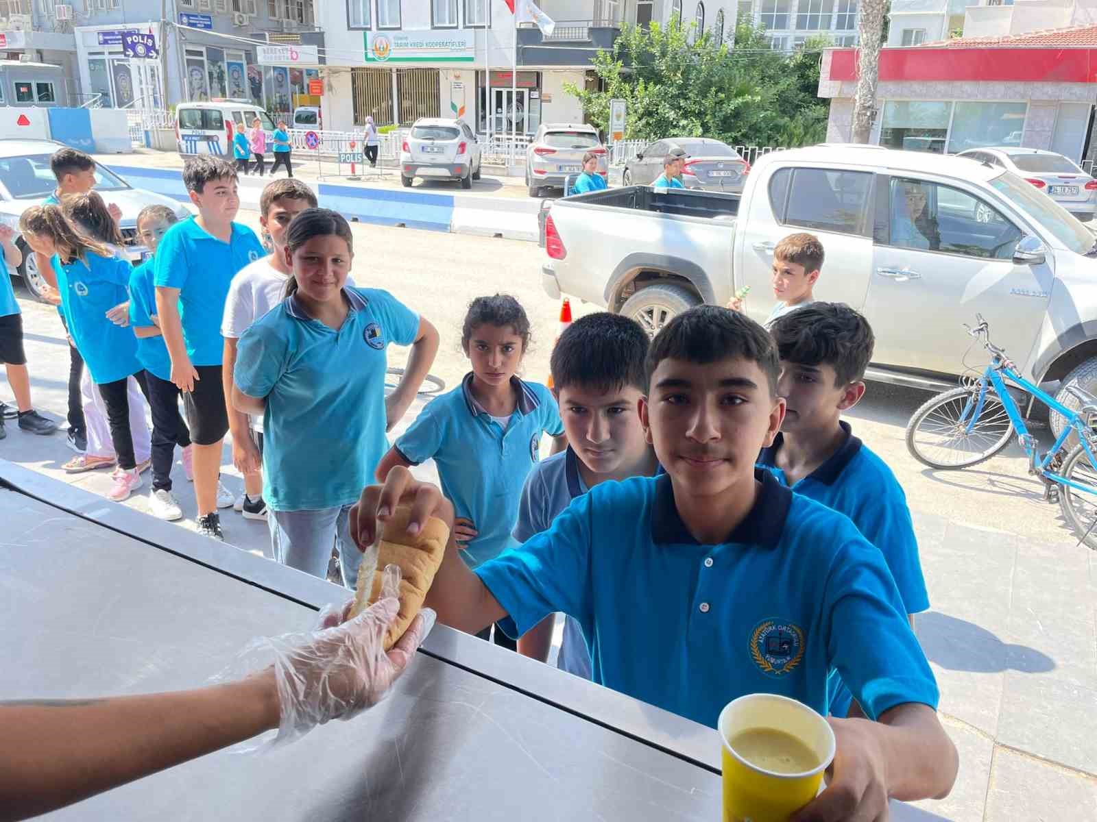 Yumurtalık Belediyesi’nden öğrencilere ücretsiz çorba
