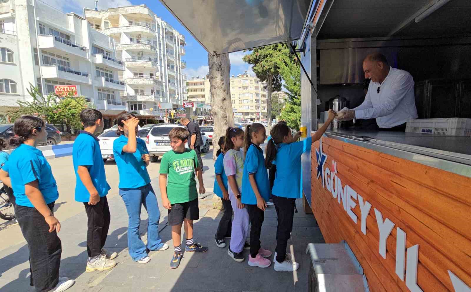 Yumurtalık Belediyesi’nden öğrencilere ücretsiz çorba
