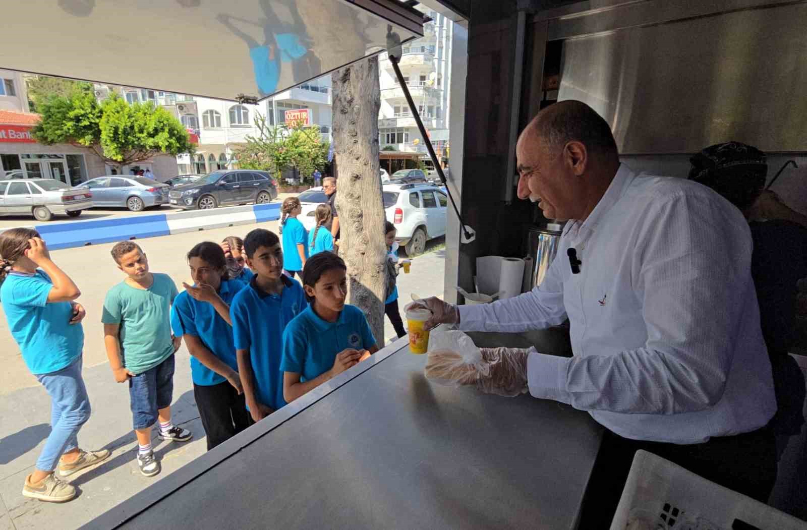 Yumurtalık Belediyesi’nden öğrencilere ücretsiz çorba
