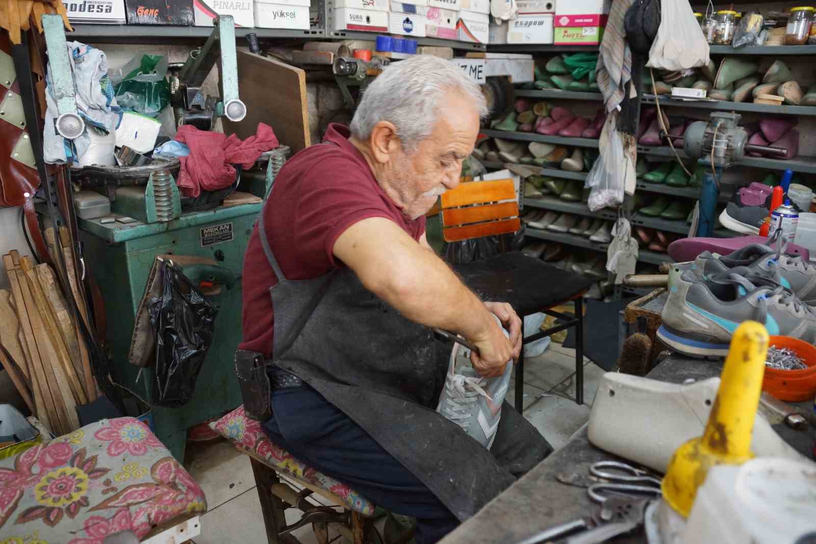 Eğitim sezonu başladı, ayakkabı ve çanta tamiri yoğunlaştı
