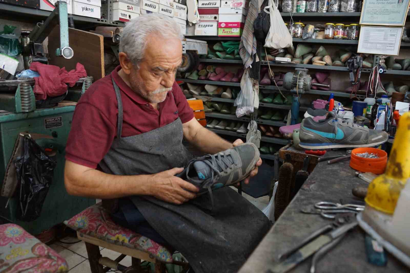 Eğitim sezonu başladı, ayakkabı ve çanta tamiri yoğunlaştı
