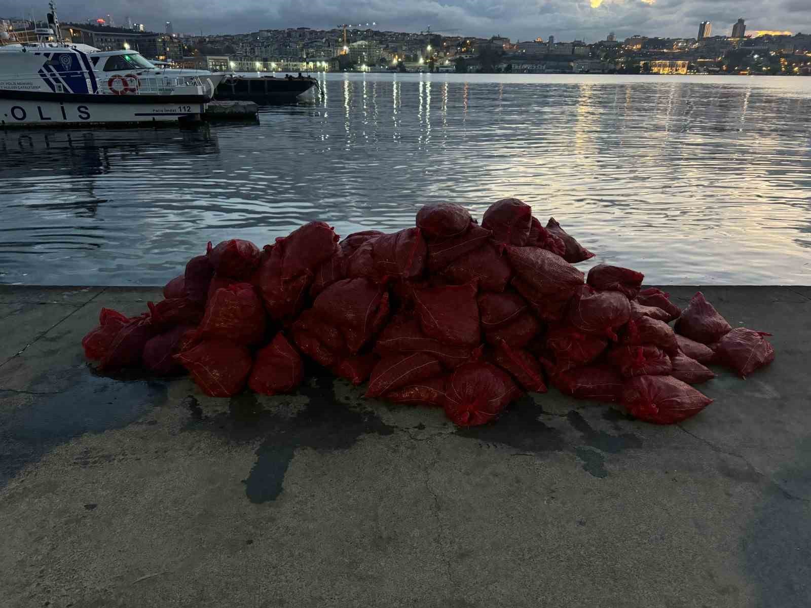 Kadıköy’de tonlarca kaçak midye ele geçirildi
