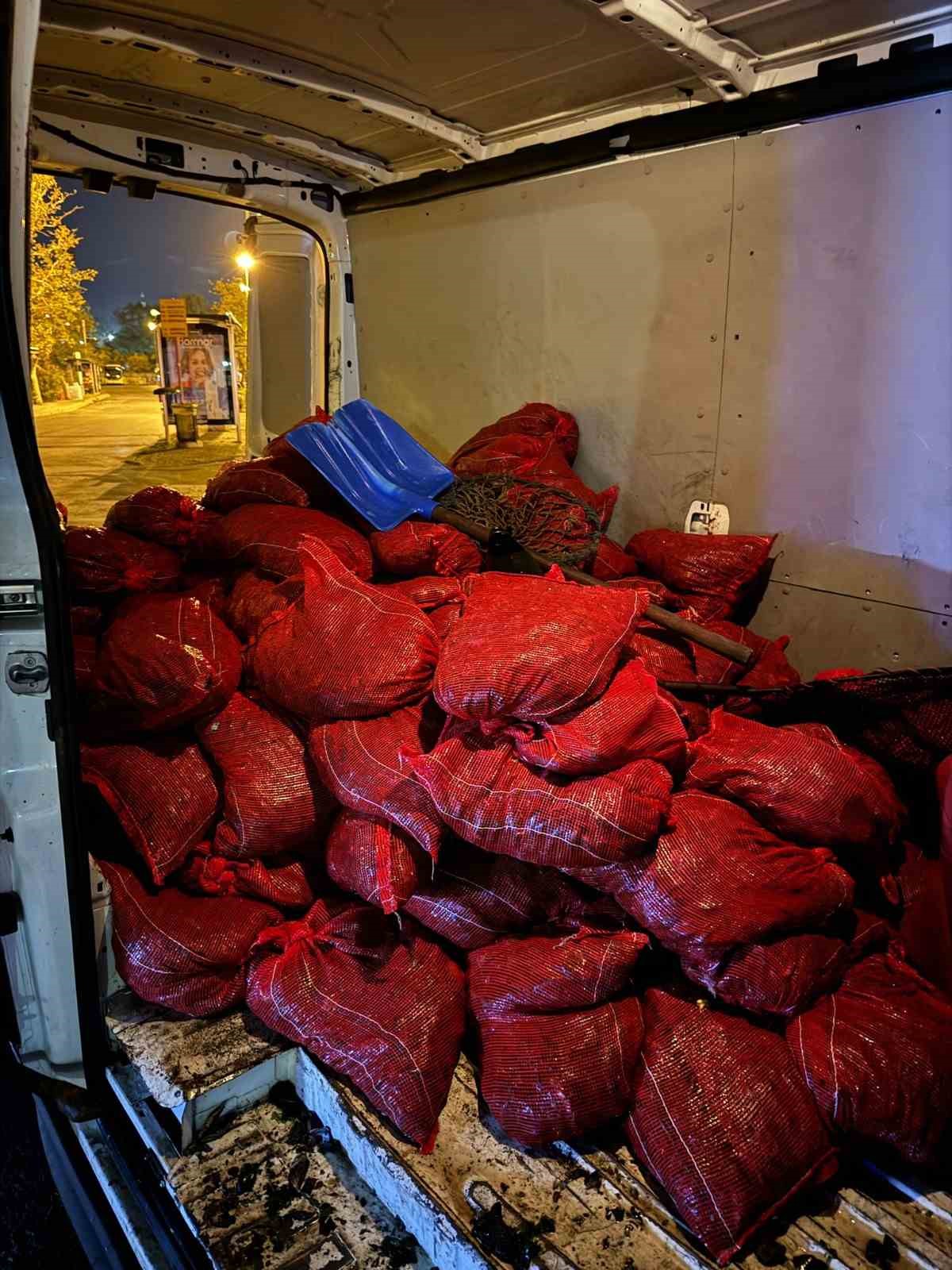 Kadıköy’de tonlarca kaçak midye ele geçirildi
