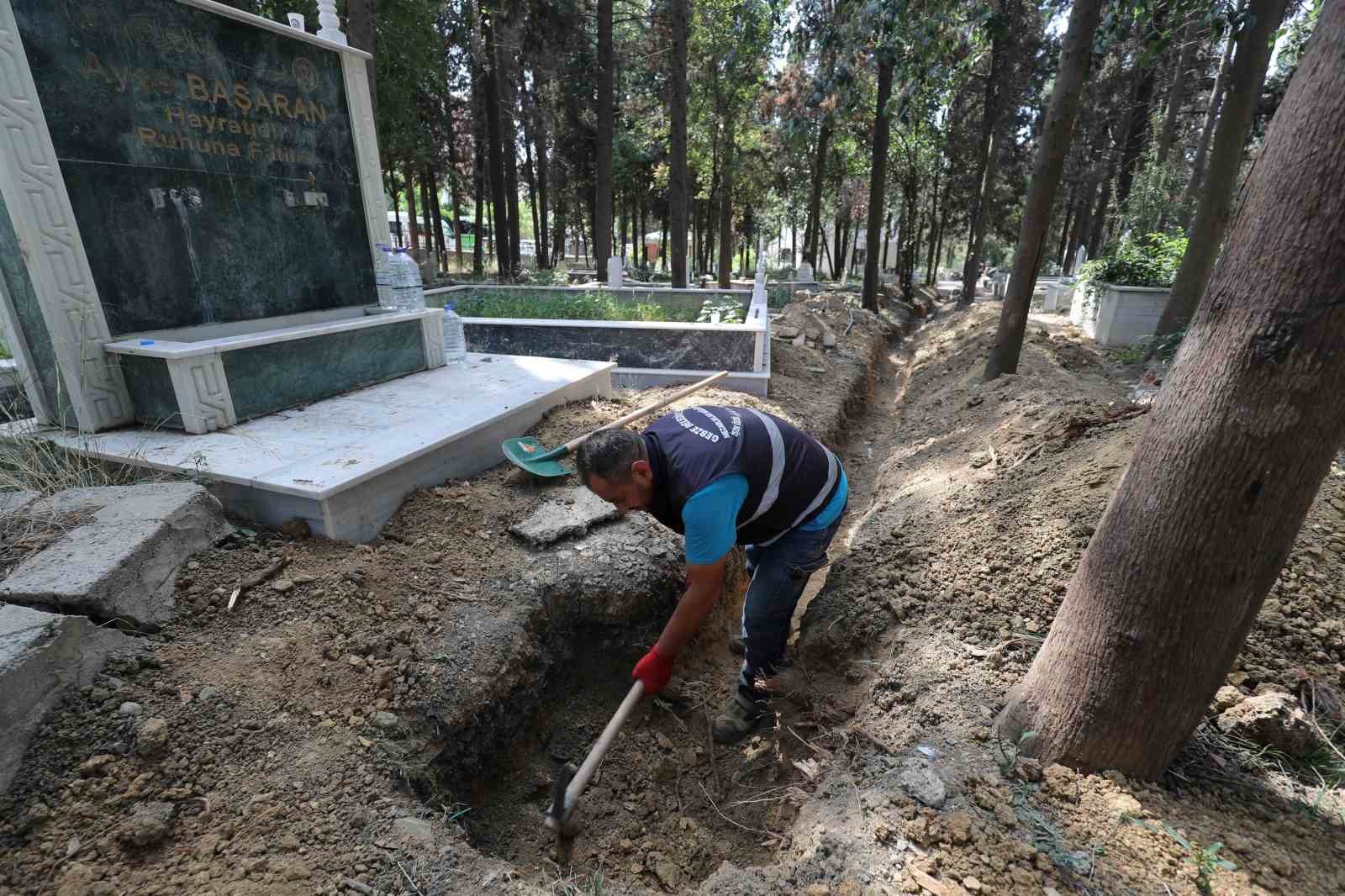 Mezarlıklarda bakım ve onarımı yapılıyor
