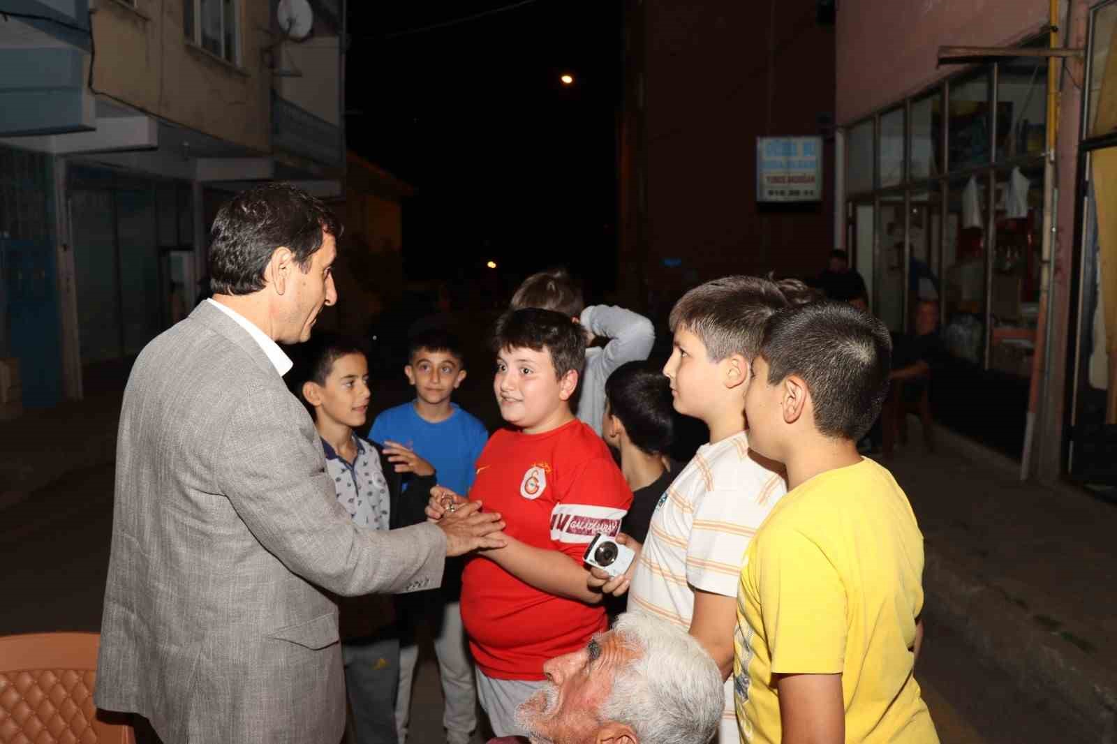 Erzurum’da minik futbolculara mahalleliden sevgi seli
