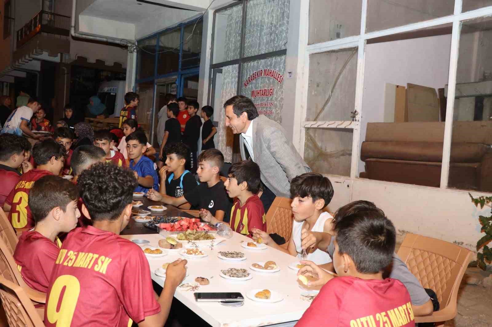 Erzurum’da minik futbolculara mahalleliden sevgi seli
