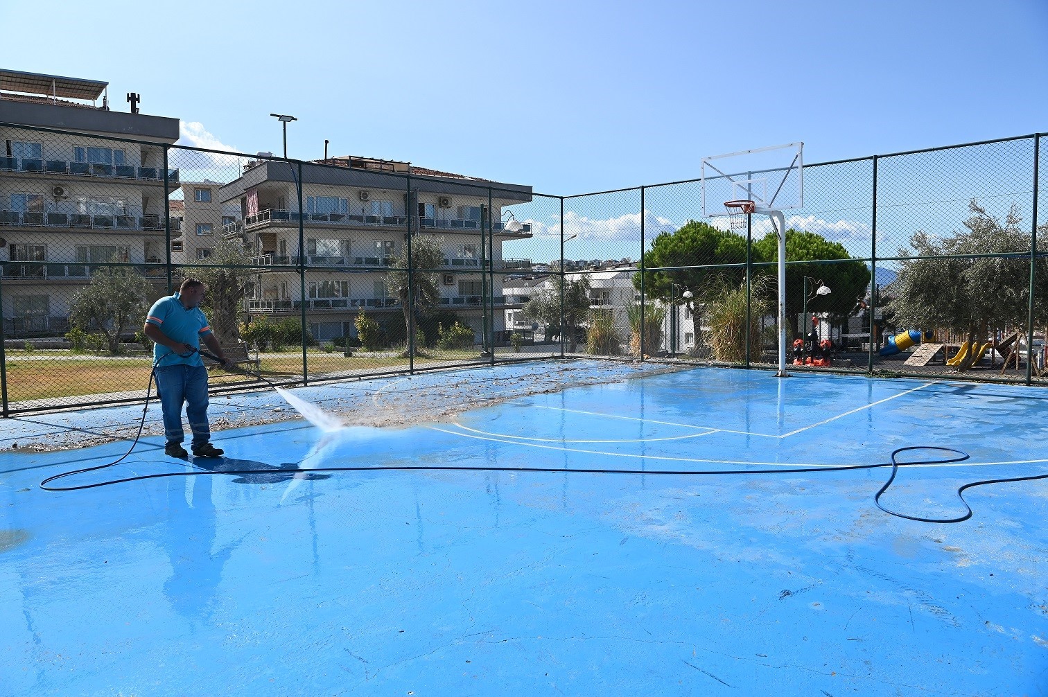 Kuşadası Belediyesi’nden detaylı temizlik çalışması
