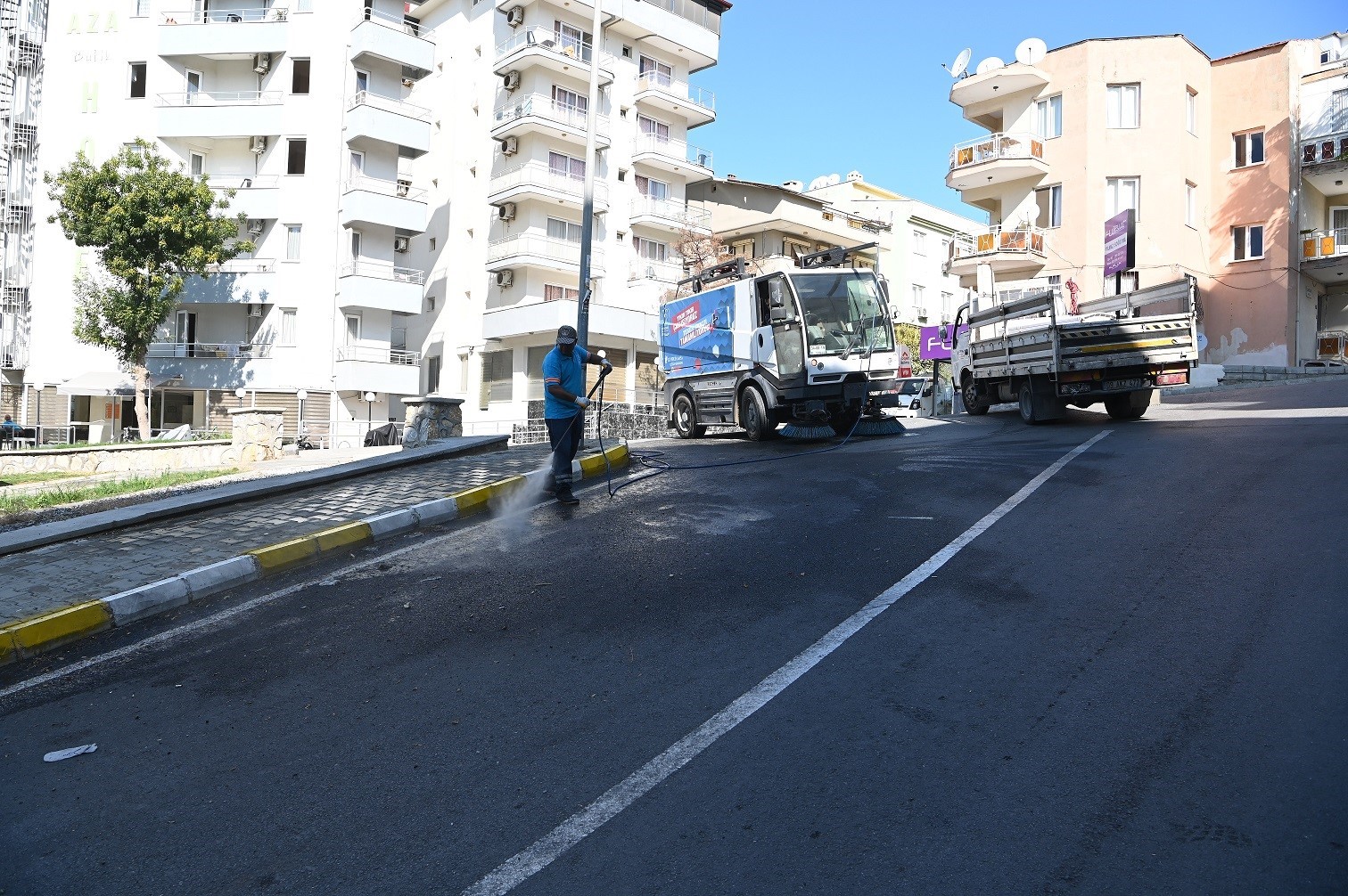 Kuşadası Belediyesi’nden detaylı temizlik çalışması
