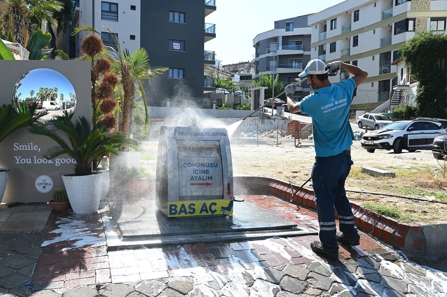 Kuşadası Belediyesi’nden detaylı temizlik çalışması
