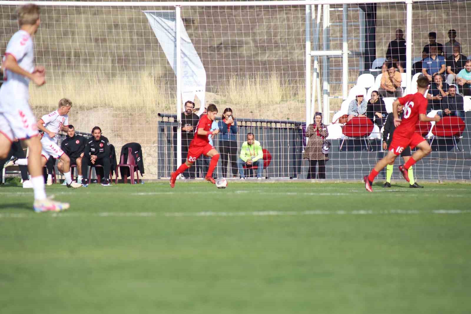 Futbolun kalbi, Erciyes Yüksek İrtifa Kamp Merkezi’nde atıyor
