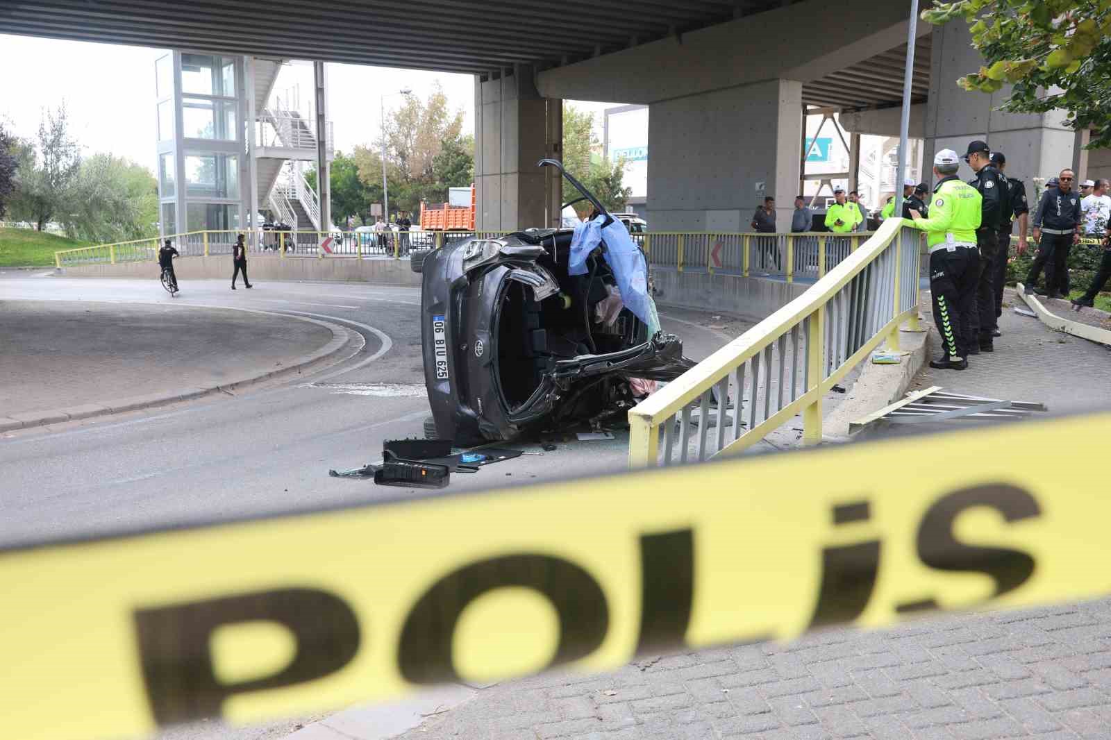 Kadın sürücünün hayatını kaybettiği kazada otomobil üst geçitten aşağıya böyle düştü
