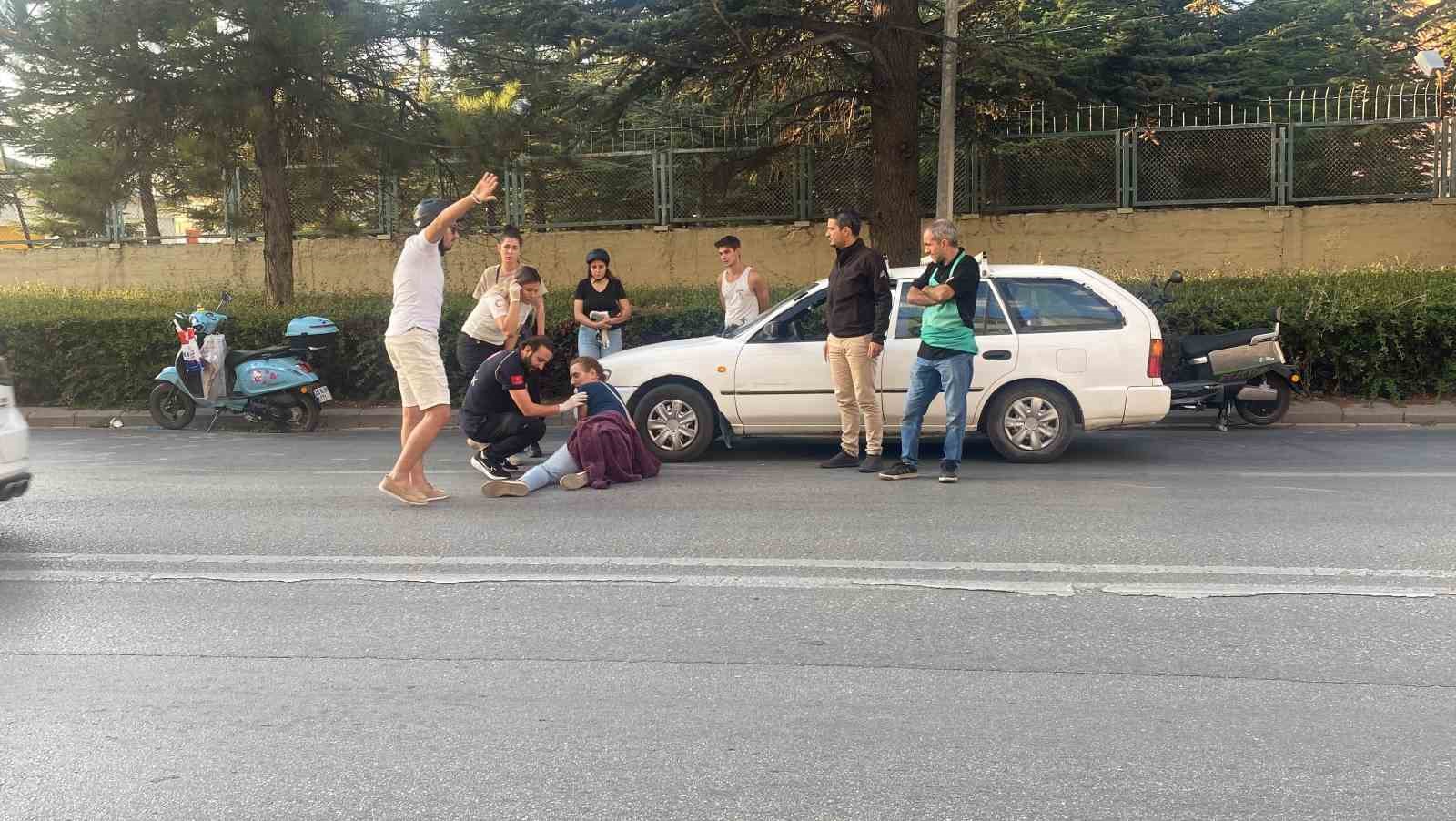 Geç gelen sağlıkçılar daha yaralıya müdahale etmeden basın mensubuyla tartışmaya girdi
