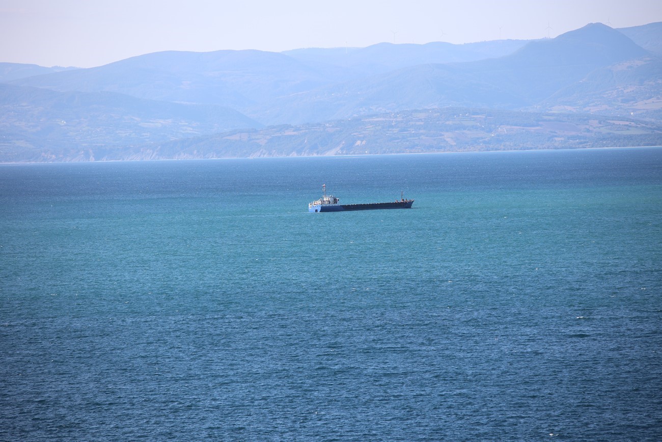 Sinop açıklarında batma tehlikesi geçiren kuru yük gemisi kurtarıldı
