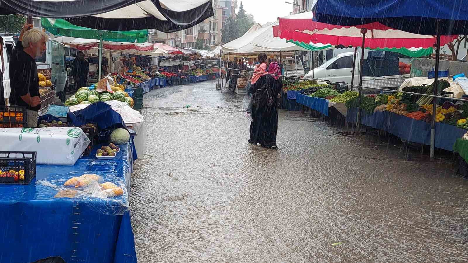 Tekirdağ’da şiddetli yağış, Salı Pazarı’nı sular altında bıraktı
